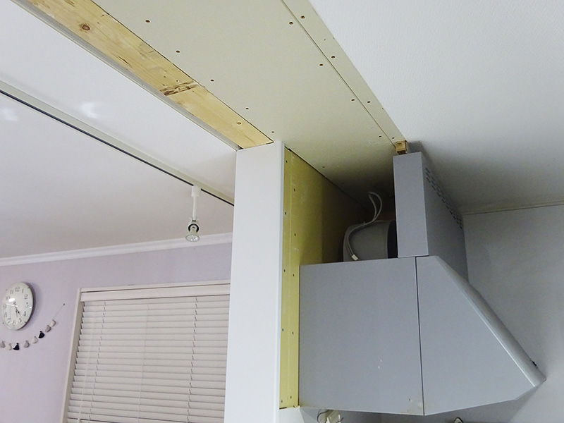 吊戸棚とキッチン壁を撤去後の天井